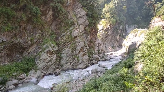 印度北阿坎德邦高里昆德山旁边的Mandakini河视频素材