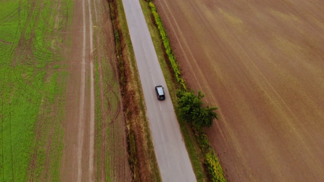 鸟瞰夏季行车道路农业区。乡间沥青路，秋天的田野。鸟瞰图公路旅行旅行旅行度假自然乡村乡村景观。视频素材