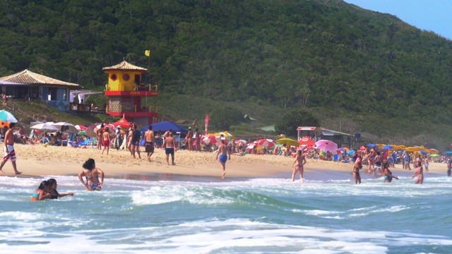 人们享受海滩的广角镜头，Florianópolis，巴西视频素材