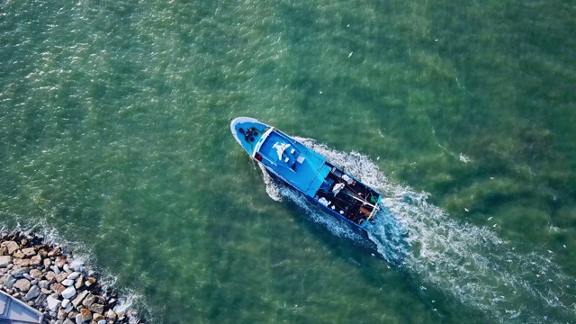 渔船正上方的无人机视图视频下载