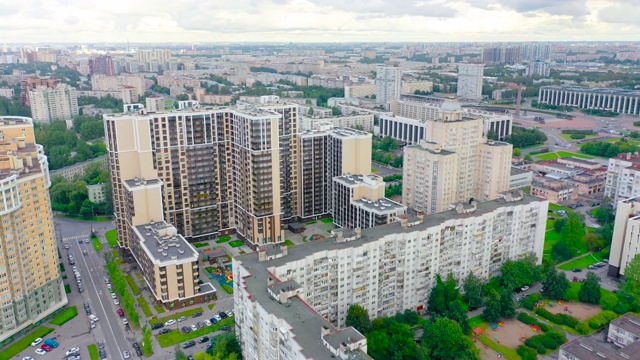 无人机俯瞰城市天际线全景，高密度居住郊区。高层住宅区犹太区视频素材