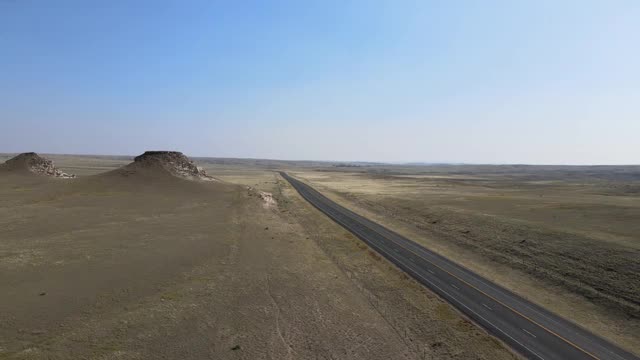 汽车在美国平原乡村笔直的高速公路上行驶(无人机4K视频)视频素材