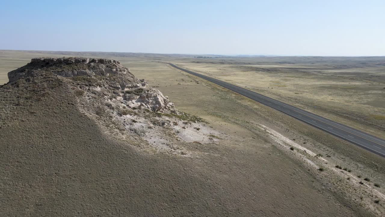 美国西部乡村平原上的一个小山丘上的高速公路(空中4K无人机视频)视频素材