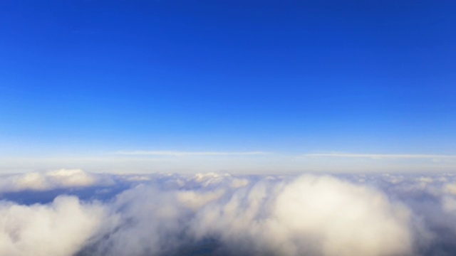 时间流逝鸟瞰图从云端到天空的运动。鸟瞰日出或日落时蓝天白云。空中cloudscape。纹理的云。全景。云在运动视频素材