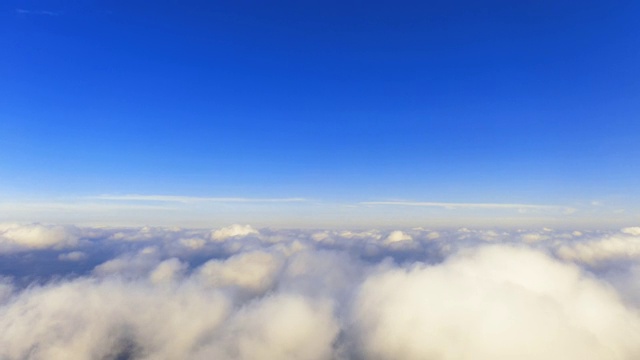 时间流逝鸟瞰图从云端到天空的运动。鸟瞰日出或日落时蓝天白云。空中cloudscape。纹理的云。全景。云在运动视频素材