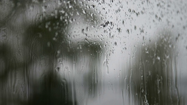 雨淋在窗户上。视频素材