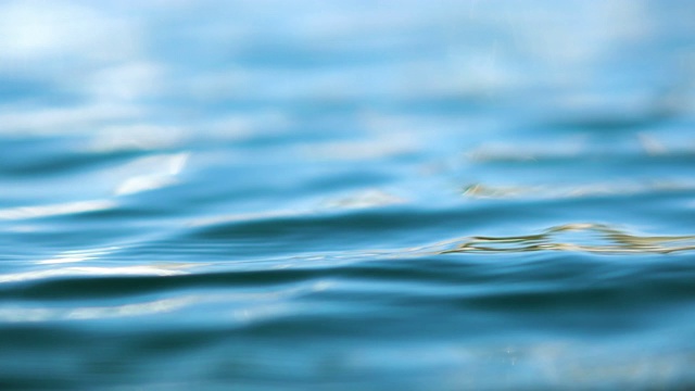 水面抽象背景，水面泛起涟漪，颜色柔和蓝色视频素材