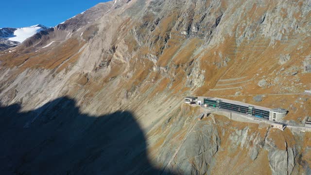 在奥地利阿尔卑斯山著名的大格洛克纳公路上的帕斯特泽视角的鸟瞰图视频素材