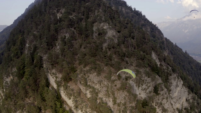 两架滑翔伞飞越瑞士阿尔卑斯山上空的鸟瞰图视频素材