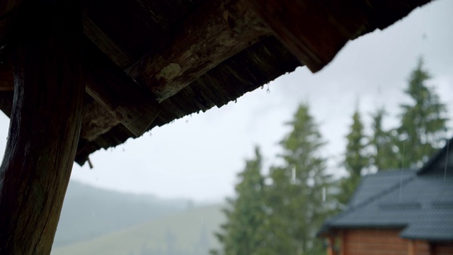 白天，雨水从棕色的瓦屋顶滴落下来。慢动作视频素材