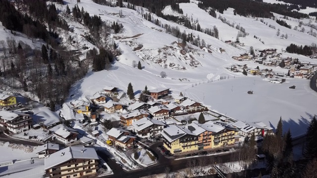 萨尔巴赫- hinterglemm滑雪胜地的鸟瞰图，在萨尔茨堡土地，奥地利视频素材