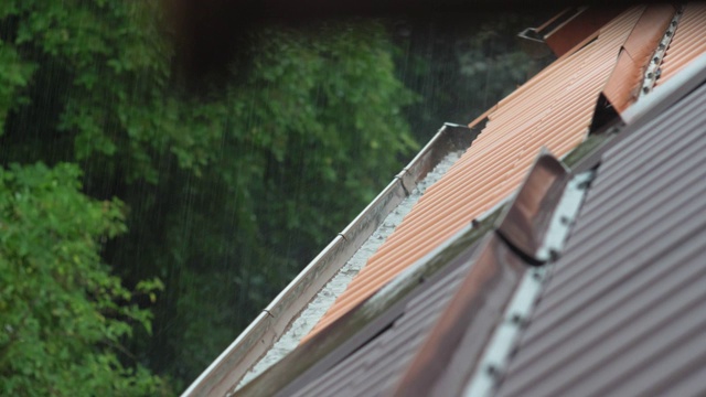 雷暴期间暴雨袭击房屋屋顶和排水沟视频素材