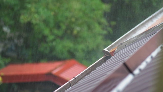 雷暴期间暴雨袭击房屋屋顶和排水沟视频素材