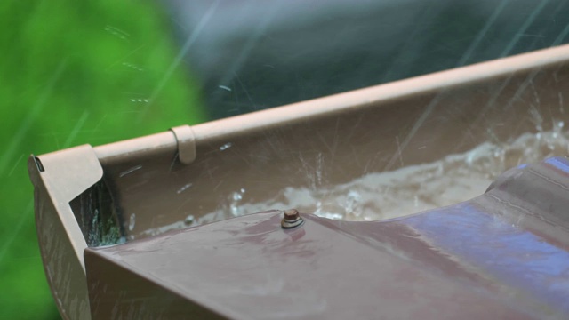 雷暴期间暴雨袭击房屋屋顶和排水沟视频素材