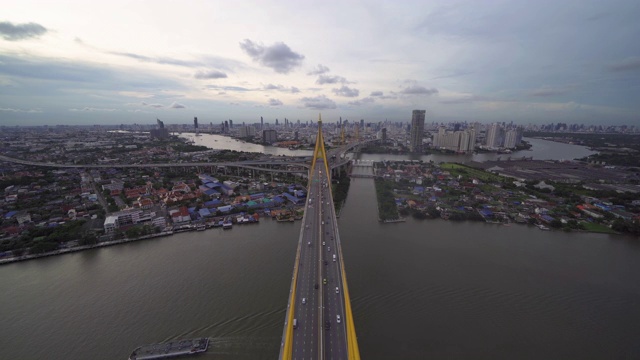 普密蓬大桥和湄南河在结构上的悬索式建筑概念，城市城市，曼谷。日落时分的泰国市中心。视频素材