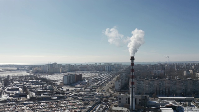 无人机鸟瞰图拍摄的视频。浓烟从发电厂的工业管道里冒出来。大城市的生态问题。有害工业废物对环境的污染。视频素材