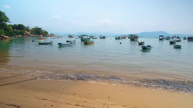 海湾里的小船五彩缤纷视频素材