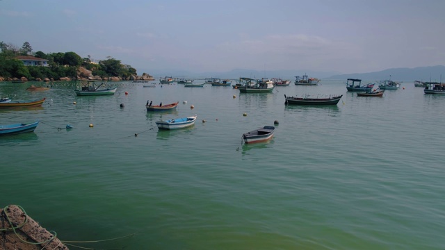 海湾里的渔船五颜六色的海滩视频素材