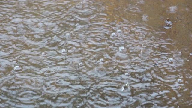 雨天滴在地上的雨滴视频素材