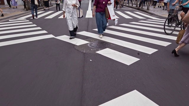 东京新宿市中心的步行街视频素材