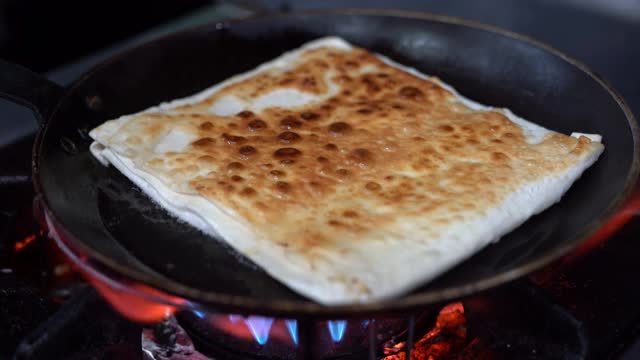 做煎饼，在餐厅吃高兹莱姆视频素材