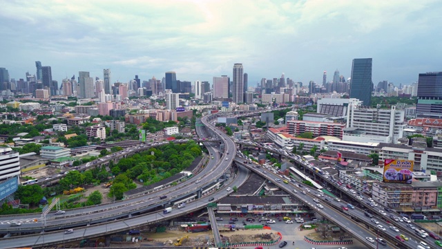 在高速公路路口行驶的汽车鸟瞰图。桥梁、街道、道路在建筑网络中的连接概念。前视图。城市，曼谷，泰国。视频素材