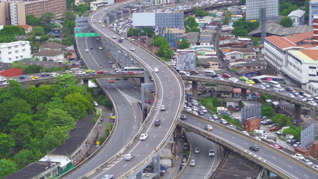 在高速公路路口行驶的汽车鸟瞰图。桥梁、街道、道路在建筑网络中的连接概念。前视图。城市，曼谷，泰国。视频素材