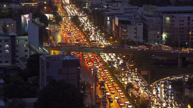 高速公路街道在高峰时间发生交通堵塞。在曼谷市中心的桥上，繁忙的汽车，在亚洲城市，泰国的夜晚。交叉路口。视频素材