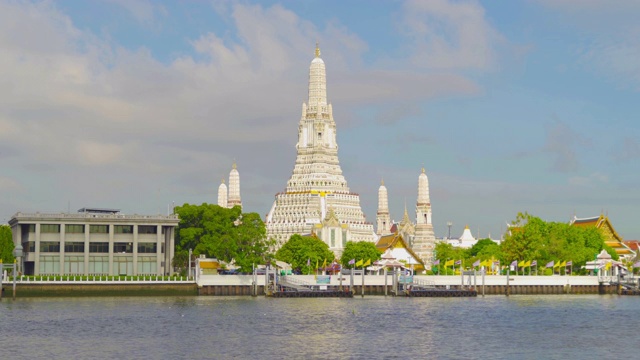 寺庙的黎明或Wat Arun与反映湄南河在Rattanakosin岛的建筑，城市老城区城市，曼谷天际线。日落时分的泰国市中心。视频素材