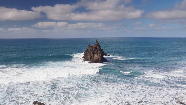 巨浪冲击特内里费岛海岸加那利群岛贝尼霍海滩的岩石海岸。视频素材