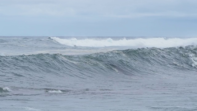 完整的框架与白色泡沫的海浪波峰。视频素材