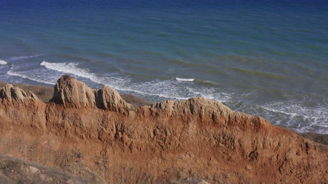 滑坡区。被毁的海岸，海滩，危险地点。靠近乌克兰敖德萨的黑海海岸的部分海岸线。视频素材