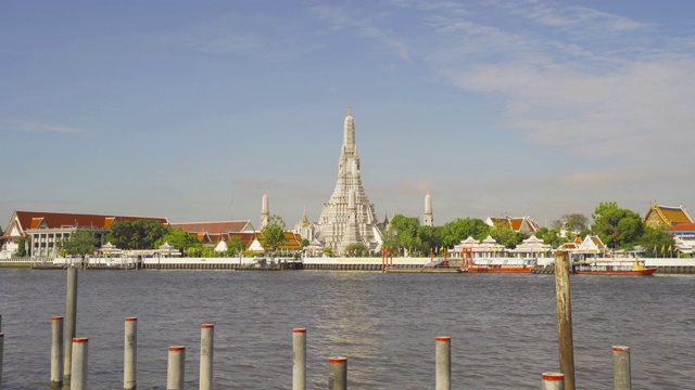 寺庙的黎明或Wat Arun与反映湄南河在Rattanakosin岛的建筑，城市老城区城市，曼谷天际线。日落时分的泰国市中心。视频素材