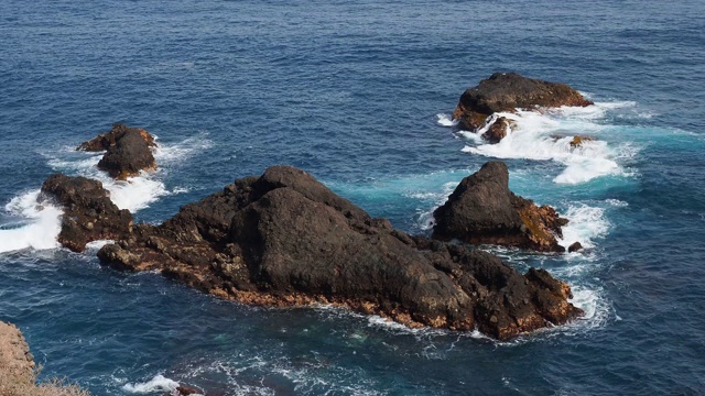 在加那利群岛法哈纳海滩的岩石海岸，巨大的海浪冲击着特内里费岛海岸。视频素材