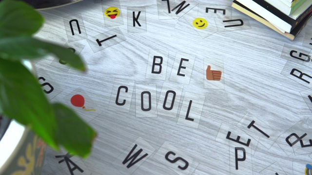 女性的手将字母组合在一起，写出了单词“be cool”视频素材