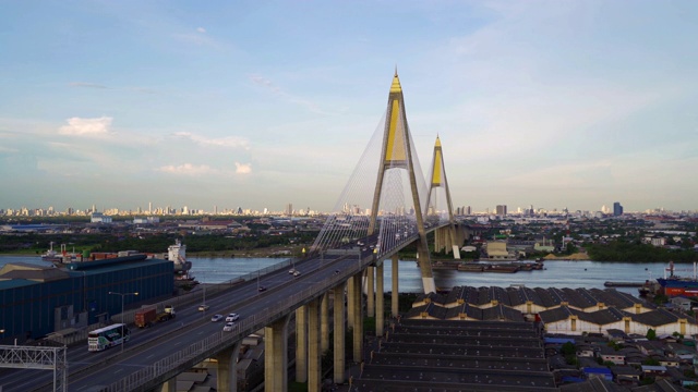 普密蓬大桥和湄南河在结构上的悬索式建筑概念，城市城市，曼谷。日落时分的泰国市中心。视频素材