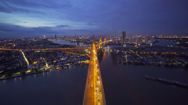 普密蓬大桥和湄南河在结构上的悬索式建筑概念，城市城市，曼谷。晚上在泰国市中心。视频素材