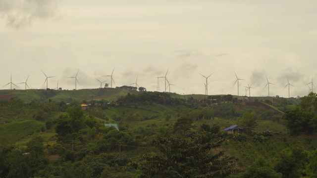 鸟瞰图风力涡轮机或风车农场和山丘在碧差汶，泰国。电力、可持续能源和环境概念。视频素材