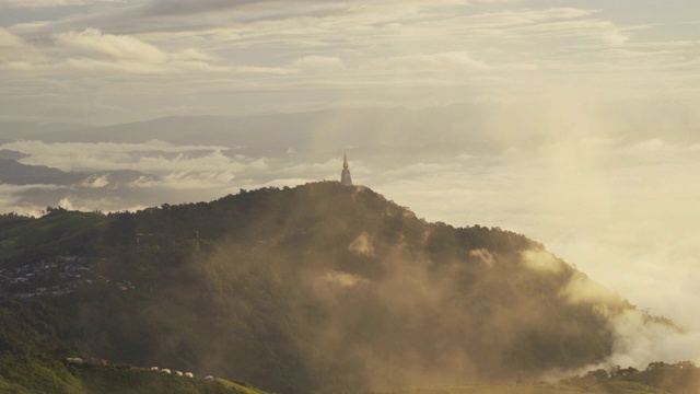 从Phu Tub Berk, Khao Kho, Phetchabun看日落的鸟瞰图。黄昏时分的抽象自然景观背景。视频素材