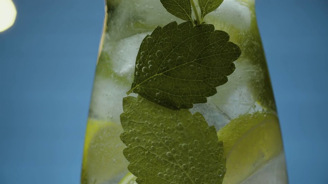 搅拌柠檬水和柠檬和薄荷视频素材