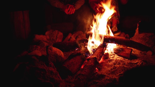 人们晚上坐在火旁视频素材