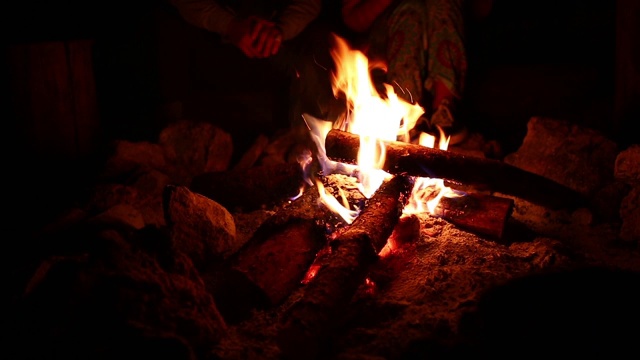 人们晚上坐在火旁视频素材