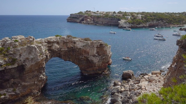 Es Pontas / Es Pontàs西班牙马略卡岛巴利阿里岛卡拉伦巴兹附近的一个天然拱门视频素材