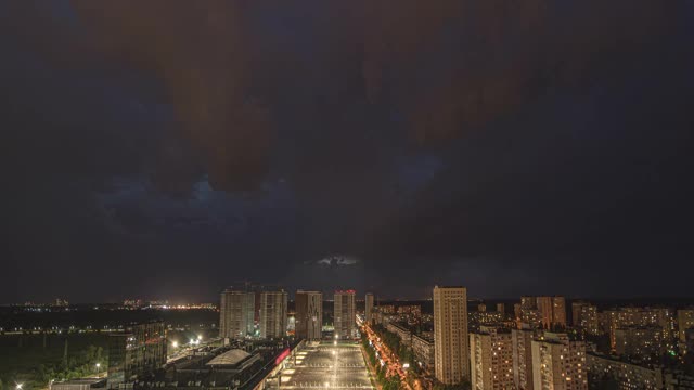 雨中的云景在城市上空流动。时间流逝视频素材