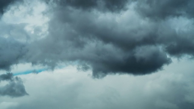 自然环境黑暗巨大的云天空黑色的暴风雨云运动大暴风雨雨天视频素材