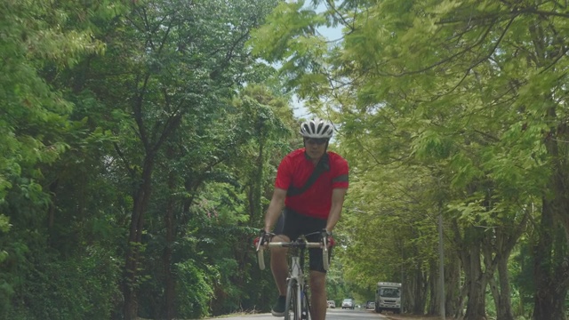 自行车训练，赛车。泰国骑自行车的人骑公路自行车为比赛做准备视频素材