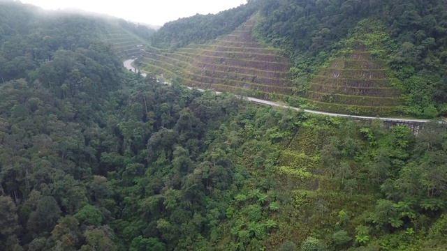 山上蜿蜒的路的无人机视图视频素材