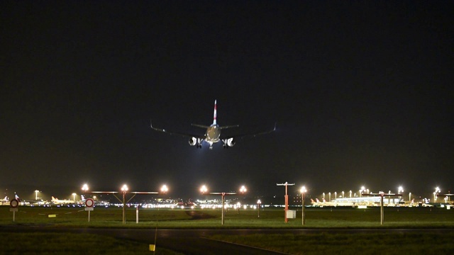 客机在夜间降落视频下载