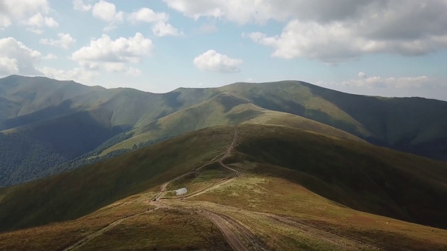 一架无人机在乌克兰喀尔巴阡山脉上空飞行。鸟瞰山村。在松林和山谷中移动。飞行靠近山谷。视频素材