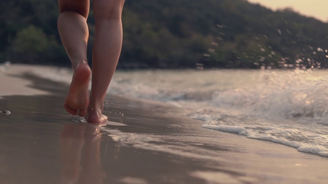 腿近女漫步海边玩暑假假期。视频素材